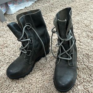 Sleep wedge boots size 8
